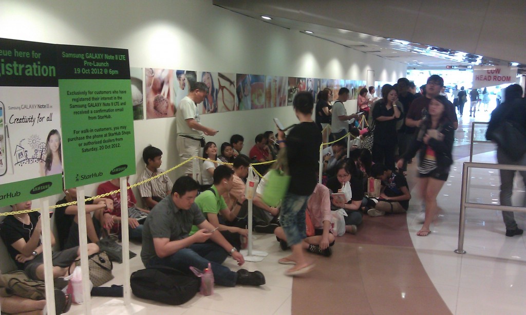 Starhub Samsung Galaxy Note II - Front of Queue Two at Plaza Singapura