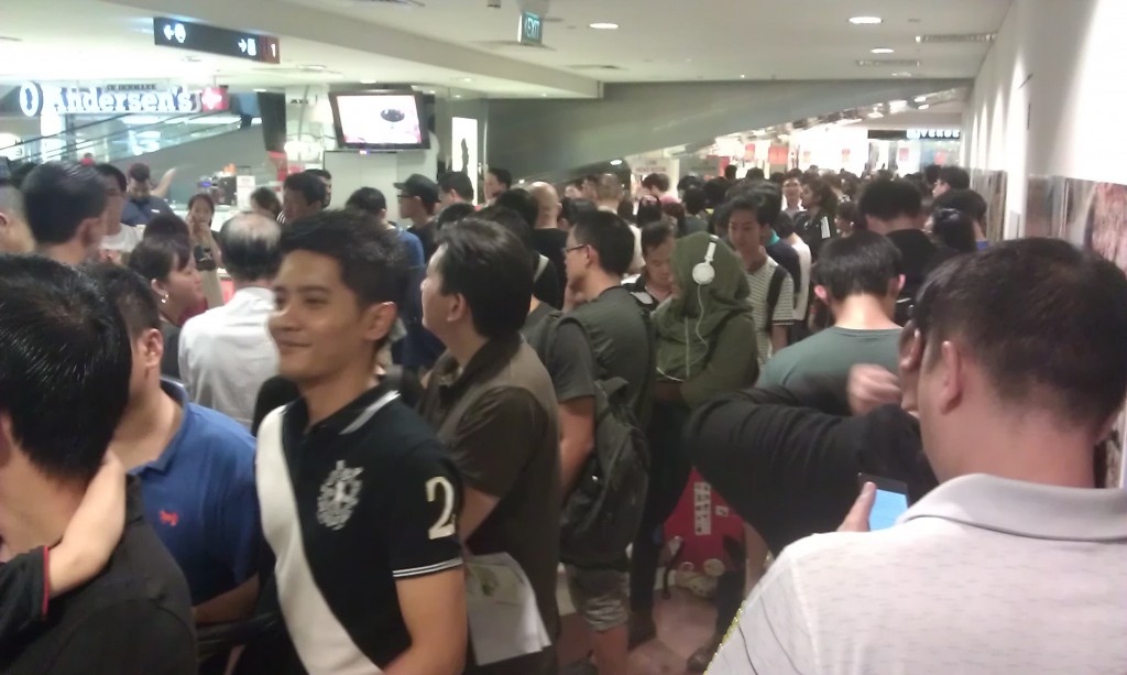 Starhub Samsung Galaxy Note II - Queue at Plaza Singapura at 6 pm