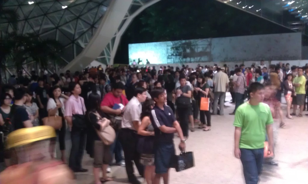 Starhub Samsung Galaxy Note II LTE Pre-launch - Queue outside Plaza Singapura