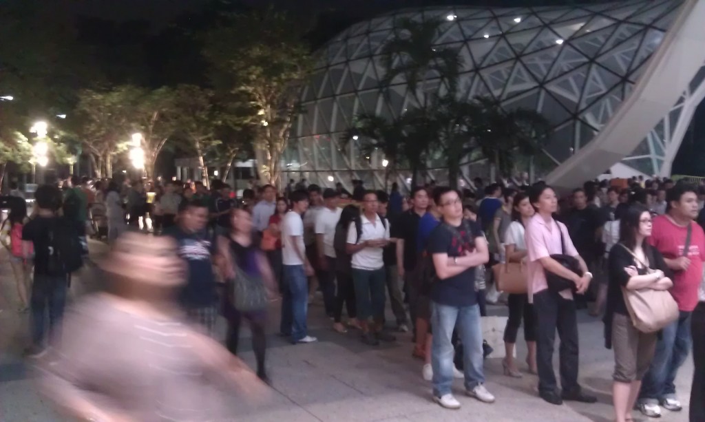 Starhub Samsung Galaxy Note II LTE Pre-launch - Start of queue outside Plaza Singapura